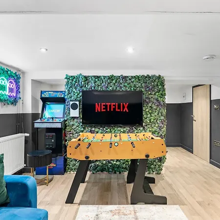 30 Percent Off! 5 Bed In - Games - Parking - Hot-tub *