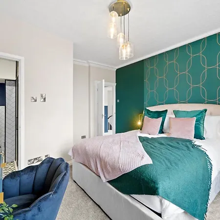 30 Percent Off! Central 5 Bed In - Games - Parking - Hot-tub Holiday home Whitby