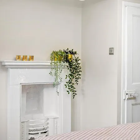 30 Percent Off! Central 5 Bed In - Games - Parking - Hot-tub Holiday home *