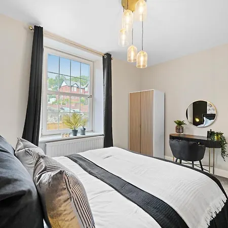 Holiday home 30 Percent Off! Central 5 Bed In - Games - Parking - Hot-tub *