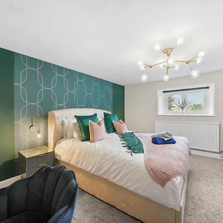 30 Percent Off! Central 5 Bed In - Games - Parking - Hot-tub * Whitby
