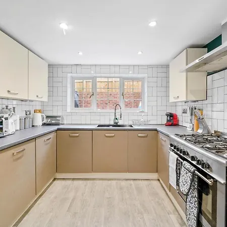 30 Percent Off! Central 5 Bed In - Games - Parking - Hot-tub *