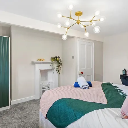 30 Percent Off! Central 5 Bed In - Games - Parking - Hot-tub *