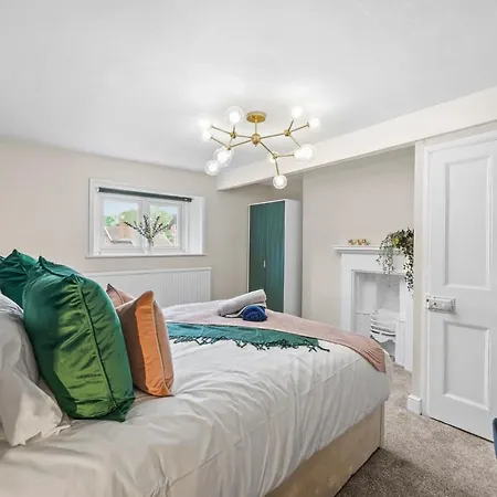 30 Percent Off! Central 5 Bed In - Games - Parking - Hot-tub