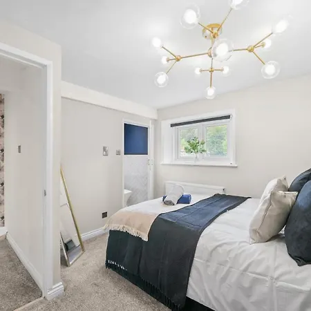 30 Percent Off! Central 5 Bed In - Games - Parking - Hot-tub * Whitby