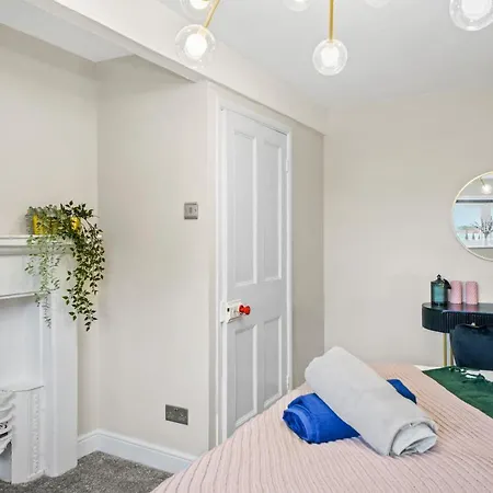 30 Percent Off! Central 5 Bed In - Games - Parking - Hot-tub *