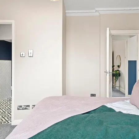 Holiday home 30 Percent Off! Central 5 Bed In - Games - Parking - Hot-tub *
