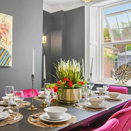Holiday home 30 Percent Off! Central 5 Bed In - Games - Parking - Hot-tub Whitby
