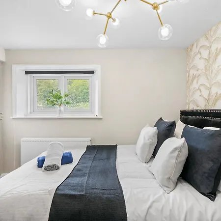 30 Percent Off! Central 5 Bed In - Games - Parking - Hot-tub *