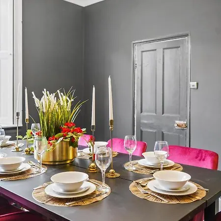 30 Percent Off! 5 Bed In - Games - Parking - Hot-tub