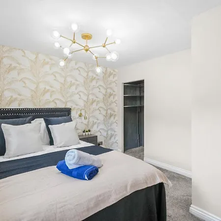 30 Percent Off! Central 5 Bed In - Games - Parking - Hot-tub *