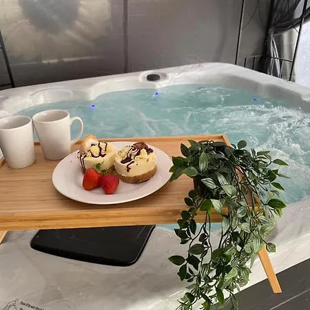 30 Percent Off! Central 5 Bed In - Games - Parking - Hot-tub Holiday home