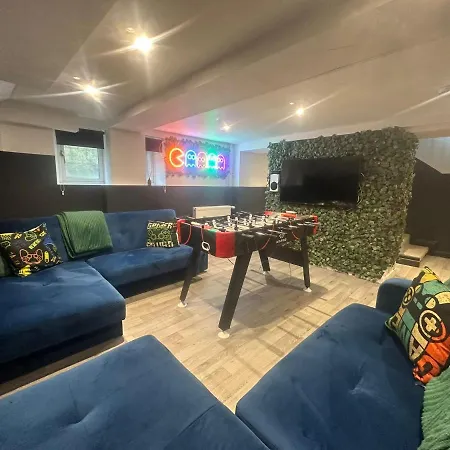 30 Percent Off! Central 5 Bed In - Games - Parking - Hot-tub *
