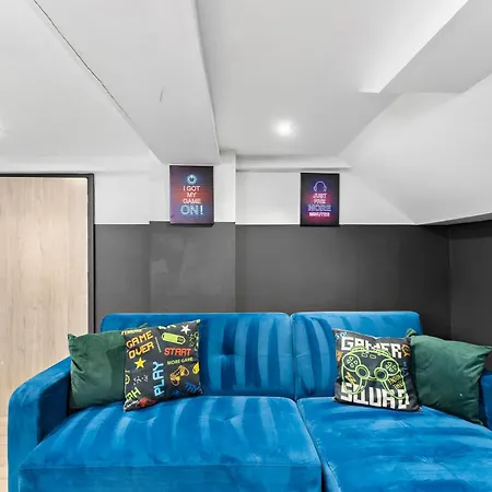 30 Percent Off! Central 5 Bed In - Games - Parking - Hot-tub Holiday home