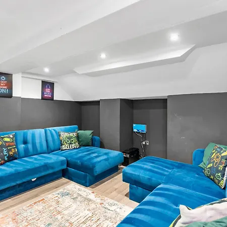30 Percent Off! Central 5 Bed In - Games - Parking - Hot-tub Holiday home *
