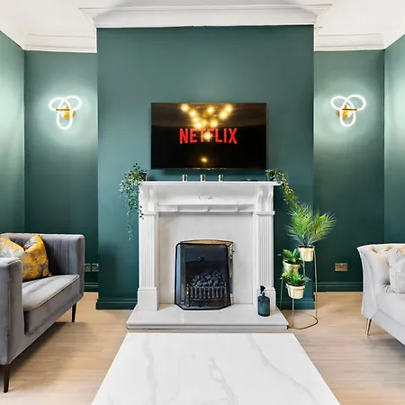 Holiday home 30 Percent Off! Central 5 Bed In - Games - Parking - Hot-tub *