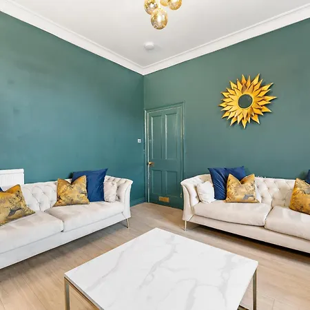 30 Percent Off! Central 5 Bed In - Games - Parking - Hot-tub *