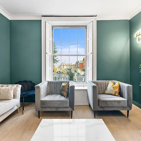 30 Percent Off! Central 5 Bed In - Games - Parking - Hot-tub * Whitby