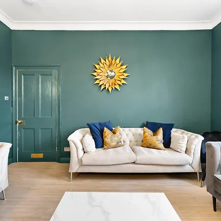 30 Percent Off! 5 Bed In - Games - Parking - Hot-tub