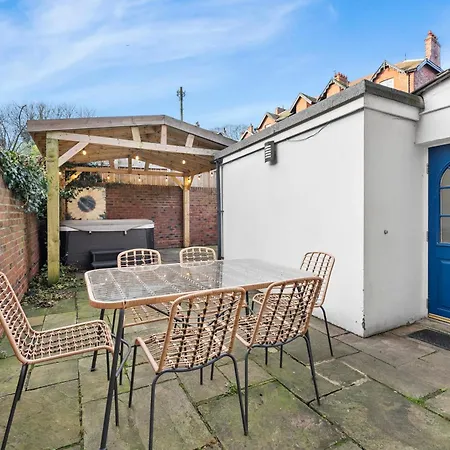 30 Percent Off! Central 5 Bed In - Games - Parking - Hot-tub Holiday home Whitby
