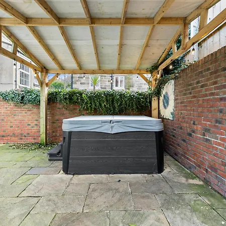 30 Percent Off! Central 5 Bed In - Games - Parking - Hot-tub Whitby