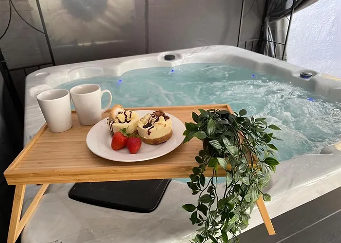 30 Percent Off! 5 Bed In - Games - Parking - Hot-tub Feriehus