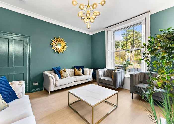 30 Percent Off! 5 Bed In - Games - Parking - Hot-tub Feriehus