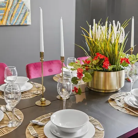 30 Percent Off! 5 Bed In - Games - Parking - Hot-tub *