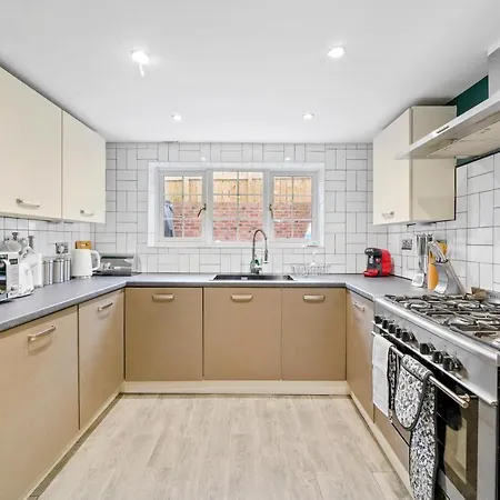 30 Percent Off! 5 Bed In - Games - Parking - Hot-tub *