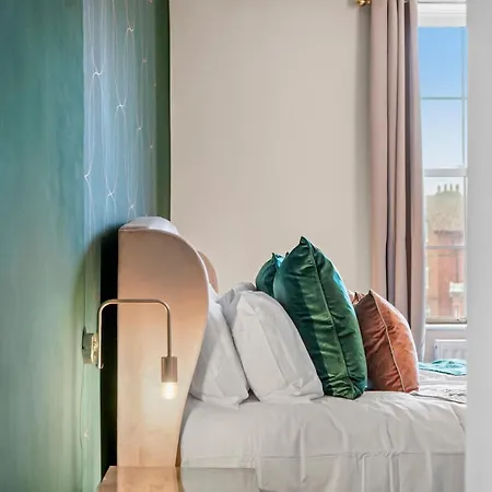 30 Percent Off! 5 Bed In - Games - Parking - Hot-tub 度假居 *